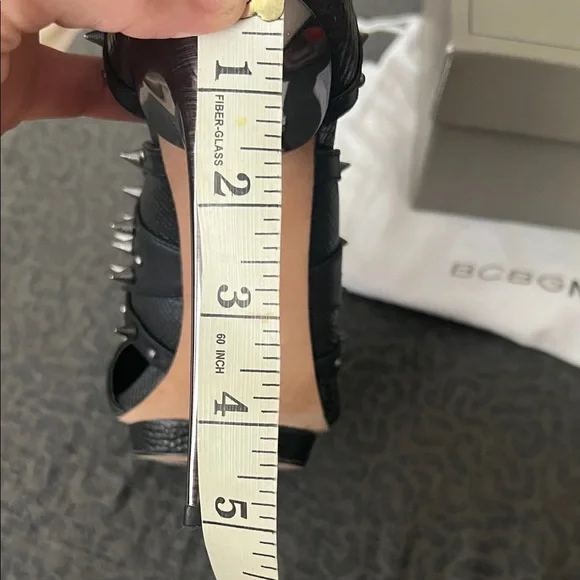 BCBG Hersh black leather stud heels Studded size 8 - Picture 11 of 11